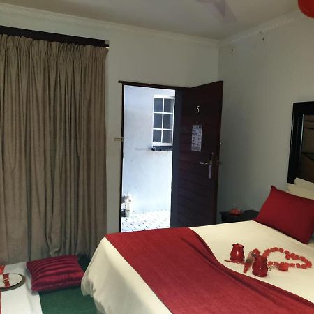 Carletonville Suits Guest House & Bar מראה חיצוני תמונה