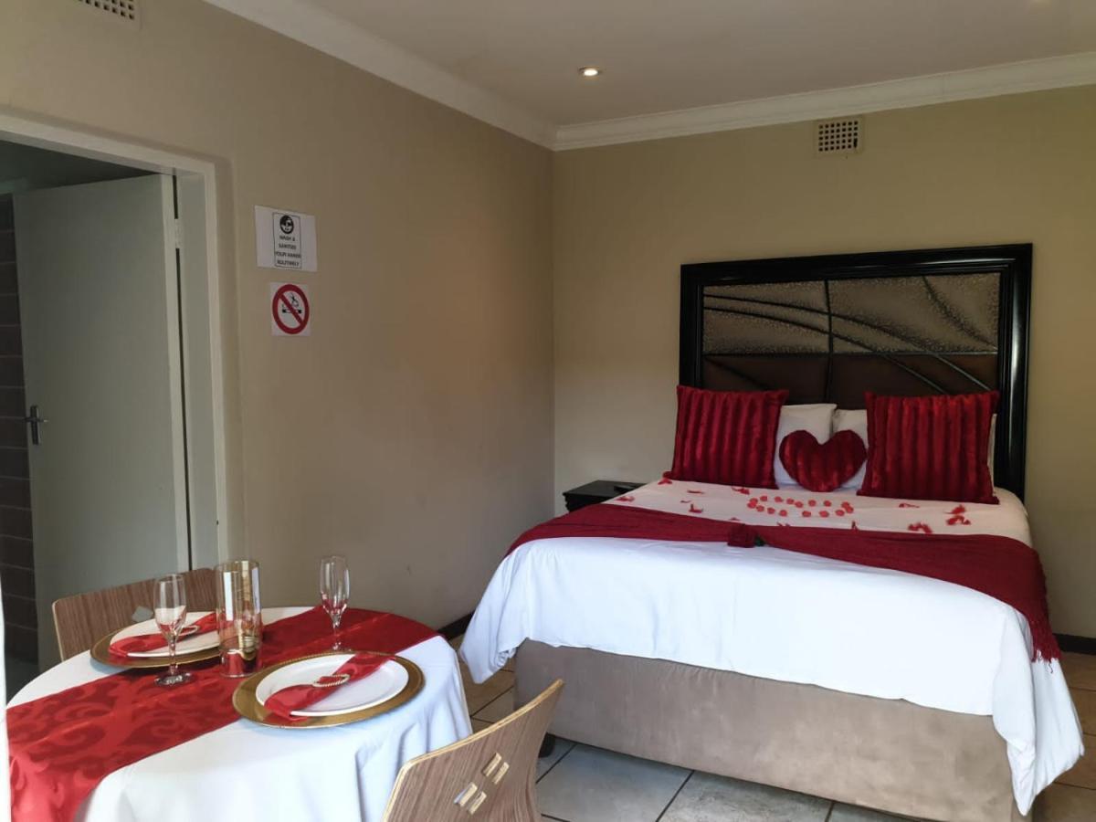Carletonville Suits Guest House & Bar מראה חיצוני תמונה