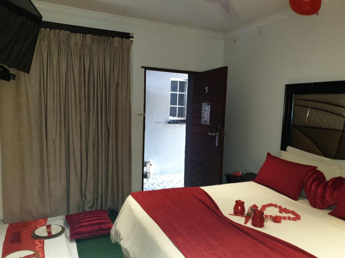 Carletonville Suits Guest House & Bar מראה חיצוני תמונה