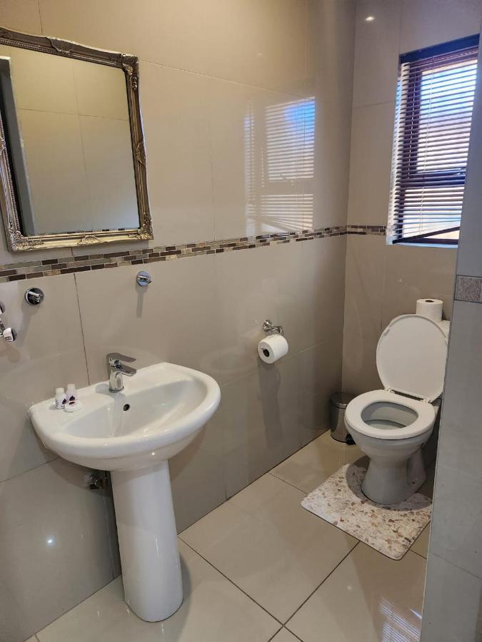 Carletonville Suits Guest House & Bar מראה חיצוני תמונה