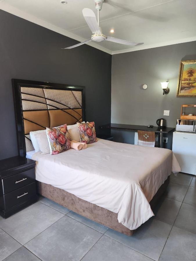 Carletonville Suits Guest House & Bar מראה חיצוני תמונה
