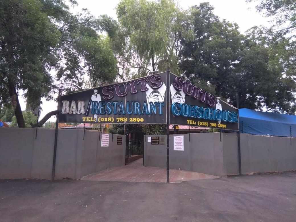 Carletonville Suits Guest House & Bar מראה חיצוני תמונה